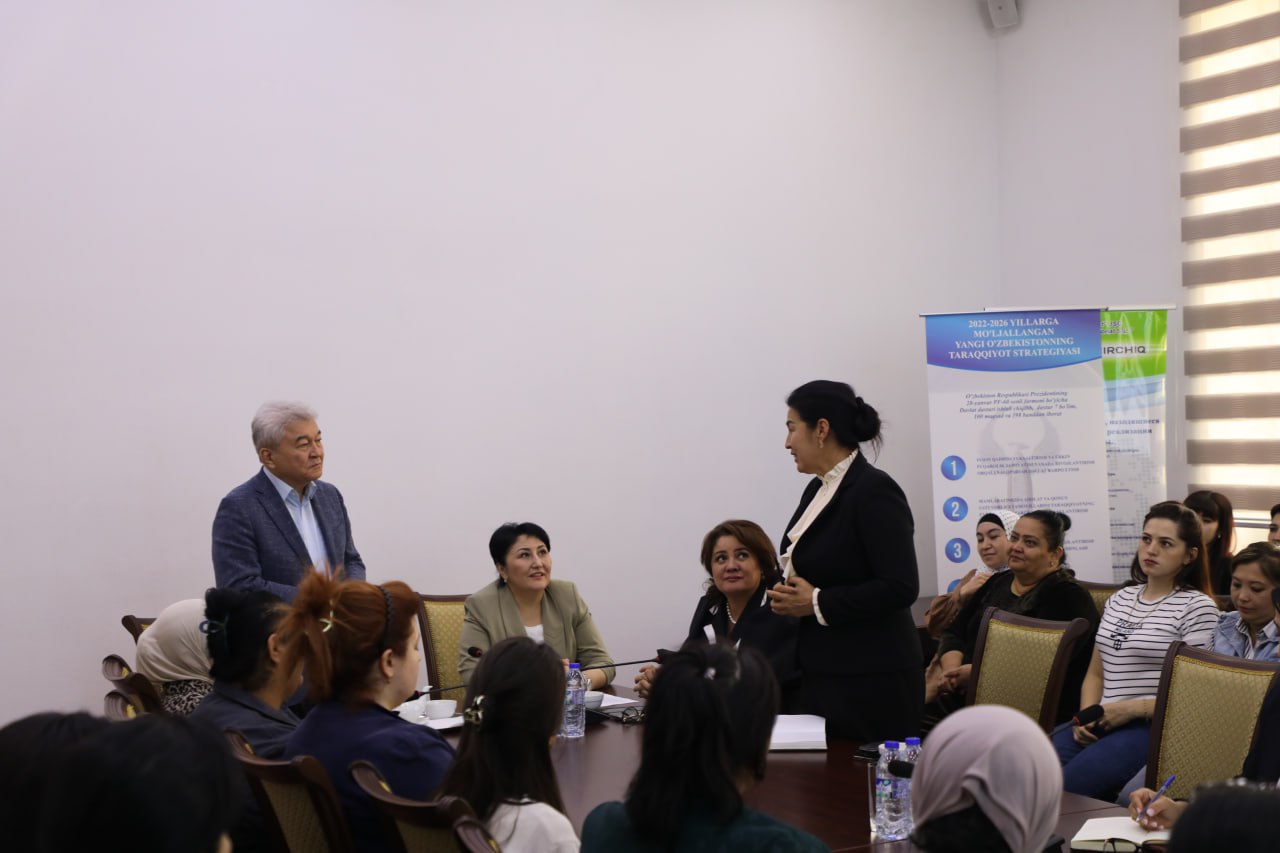 Ayolning oyogidagi yigit